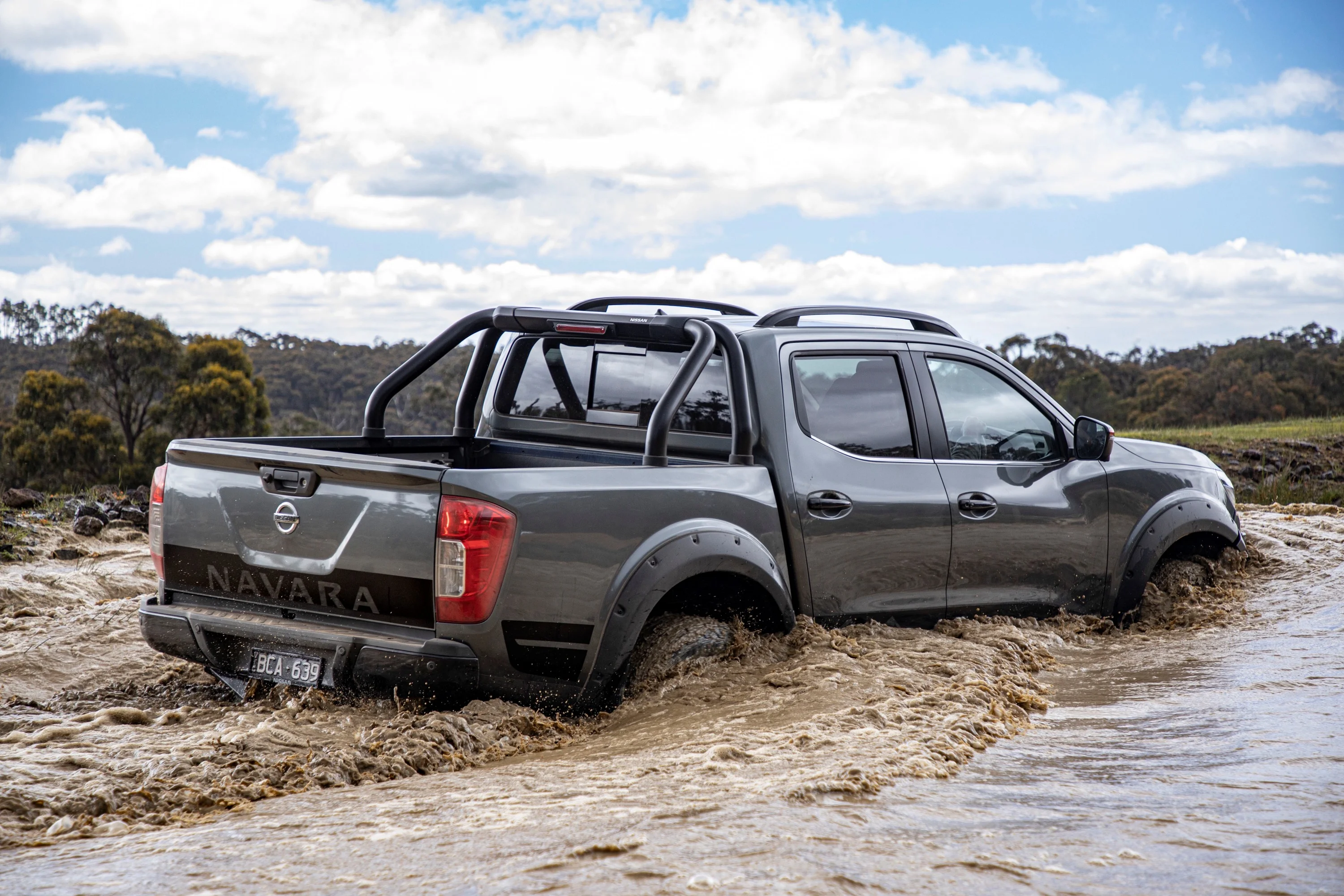 Nissan Navara N-TREK Warrior 13 water driving