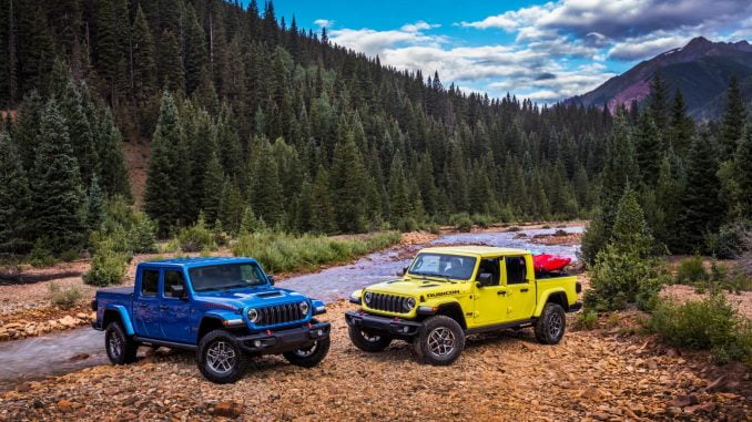 2024 Jeep® Gladiator Mojave X (left) and 2024 Jeep® Gladiator Rubicon X